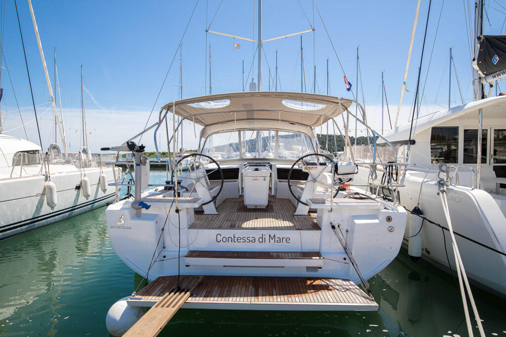 Sailing yacht 
