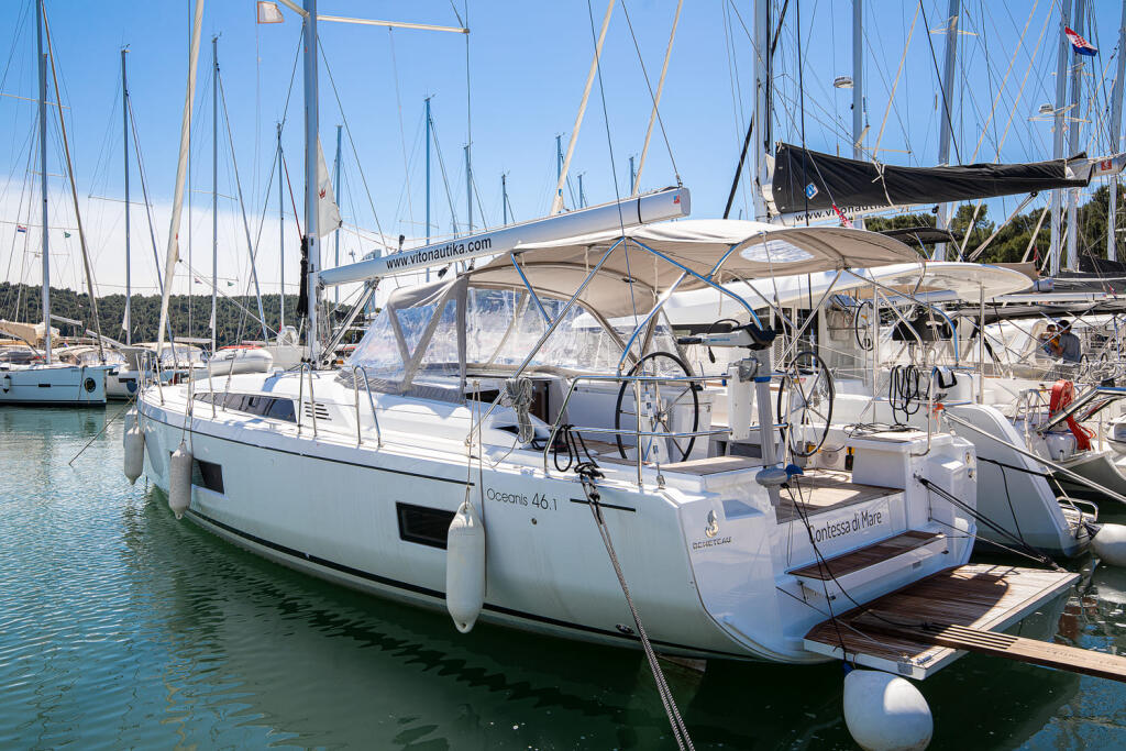 Sailing yacht 