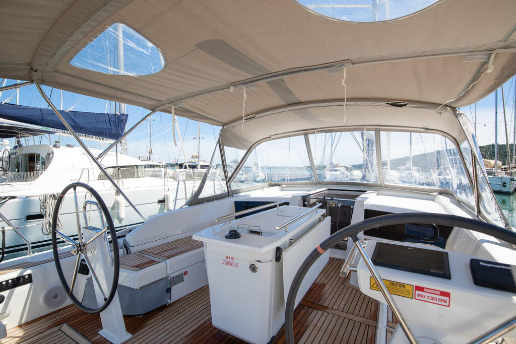Sailing yacht 