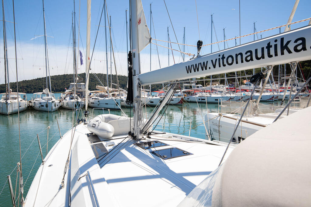 Sailing yacht 