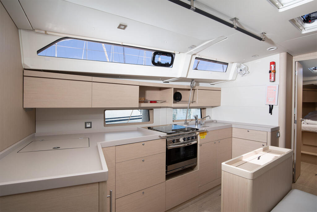 Sailing yacht 