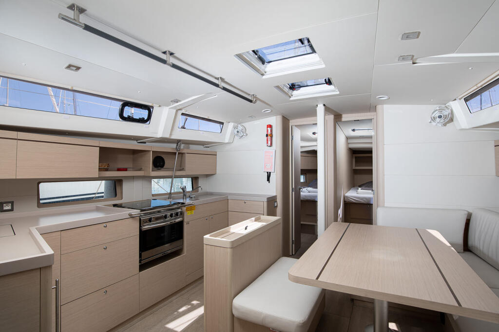 Sailing yacht 