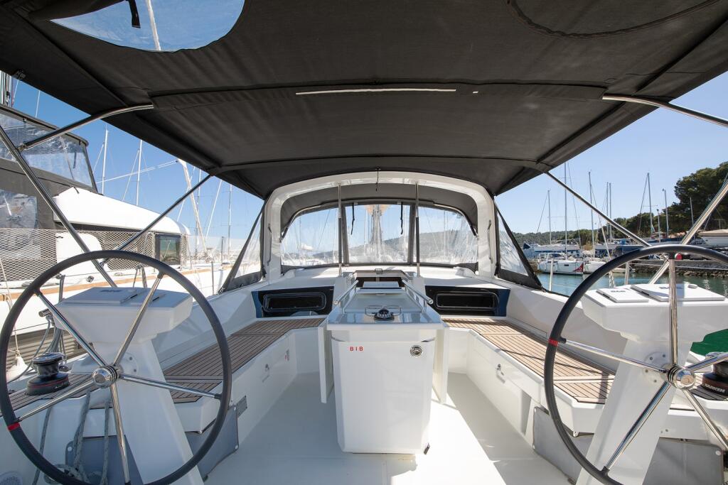 Sailing yacht 