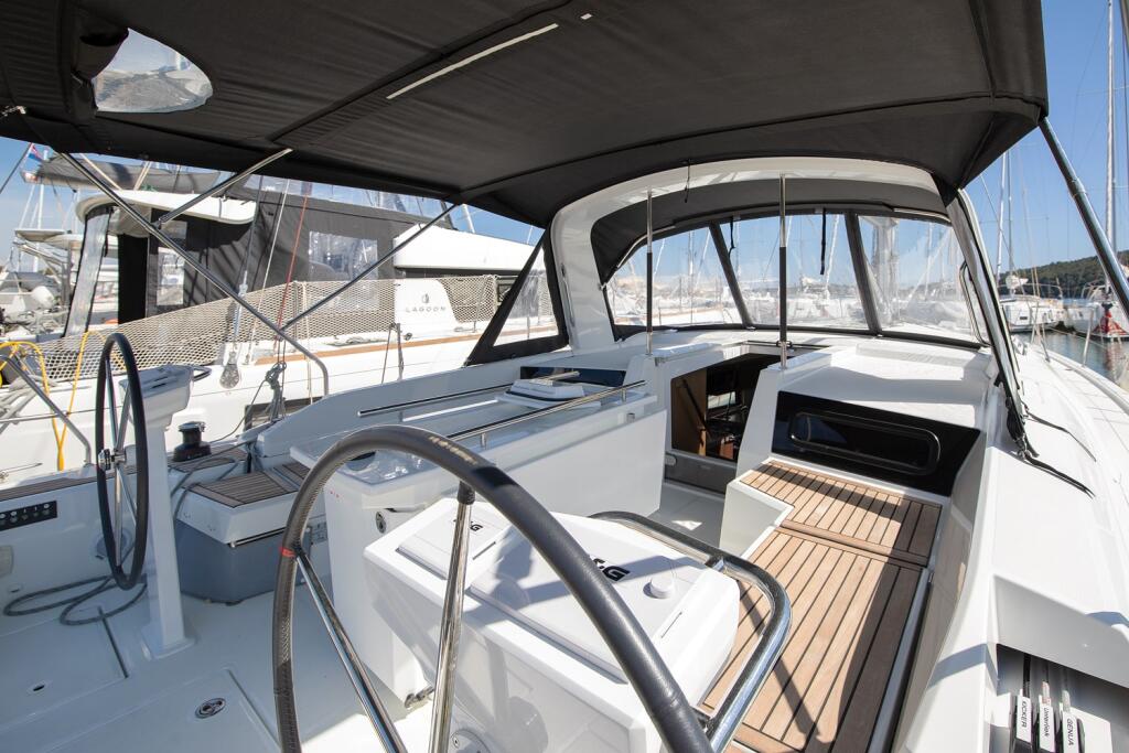 Sailing yacht 