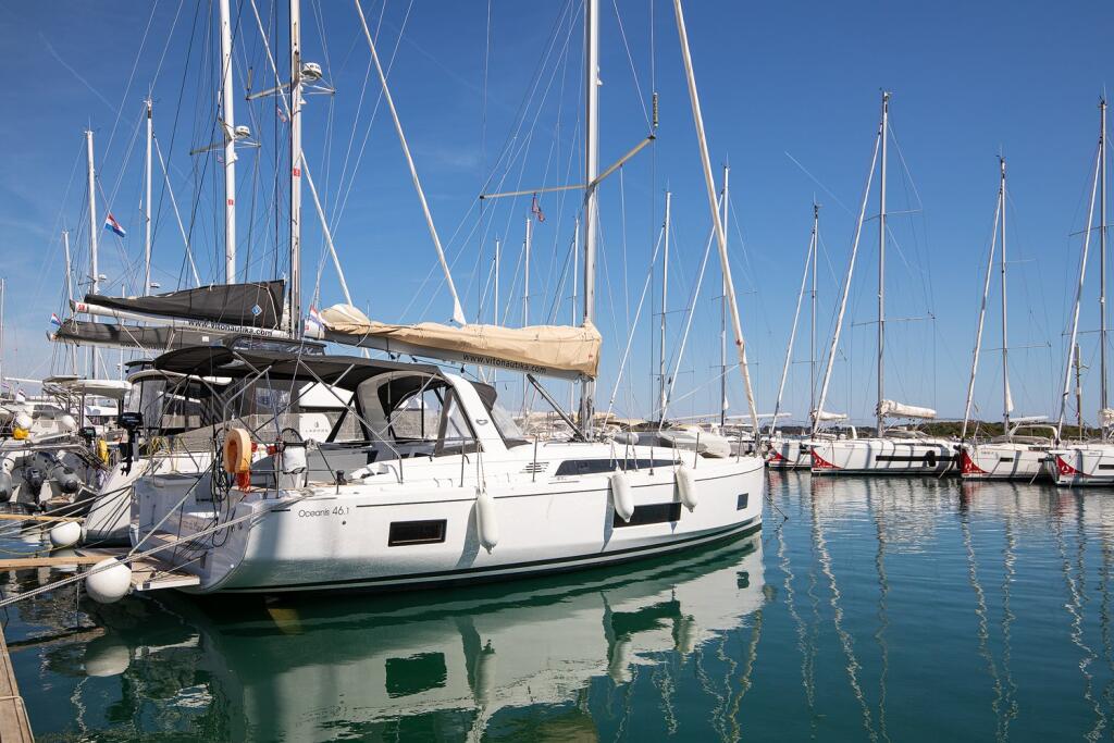 Sailing yacht 