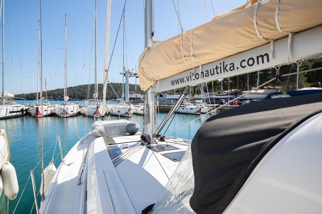 Sailing yacht 