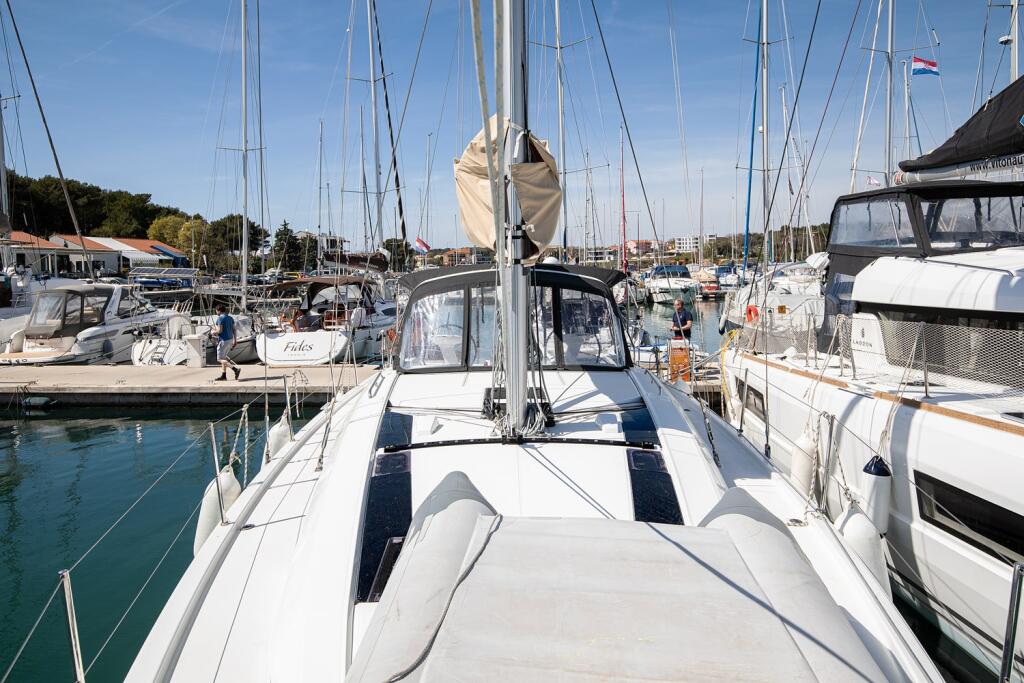 Sailing yacht 