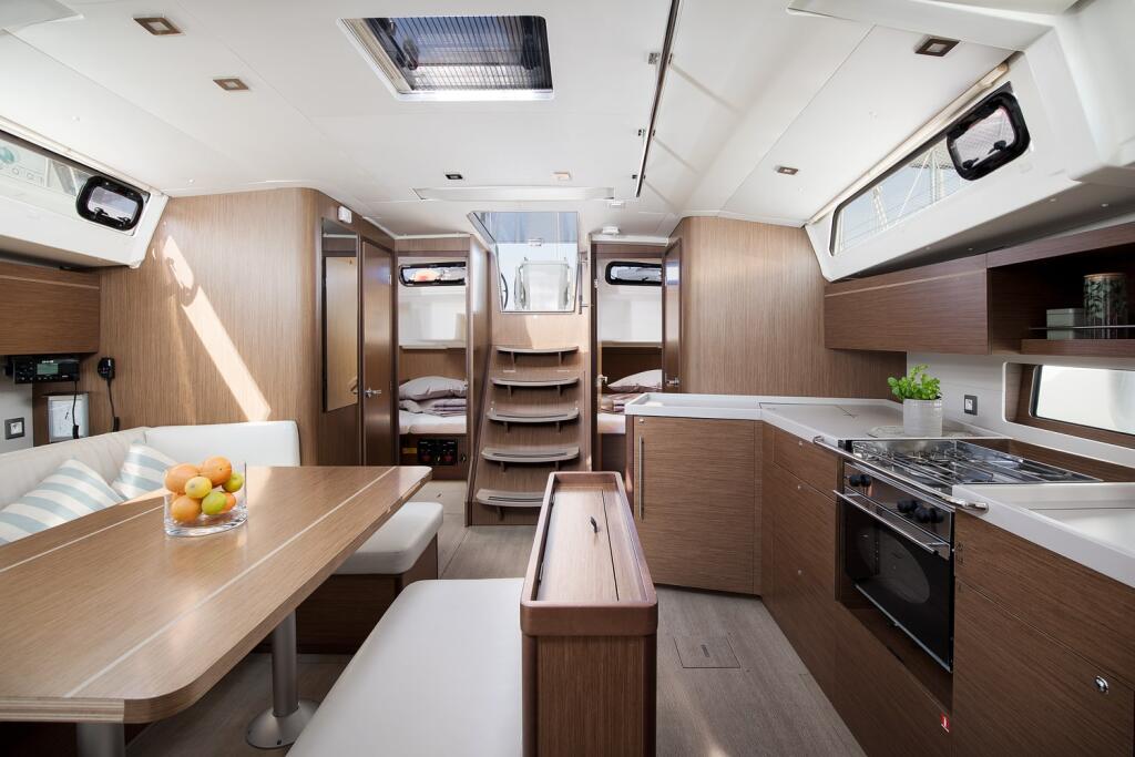 Sailing yacht 