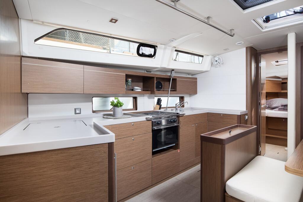 Sailing yacht 