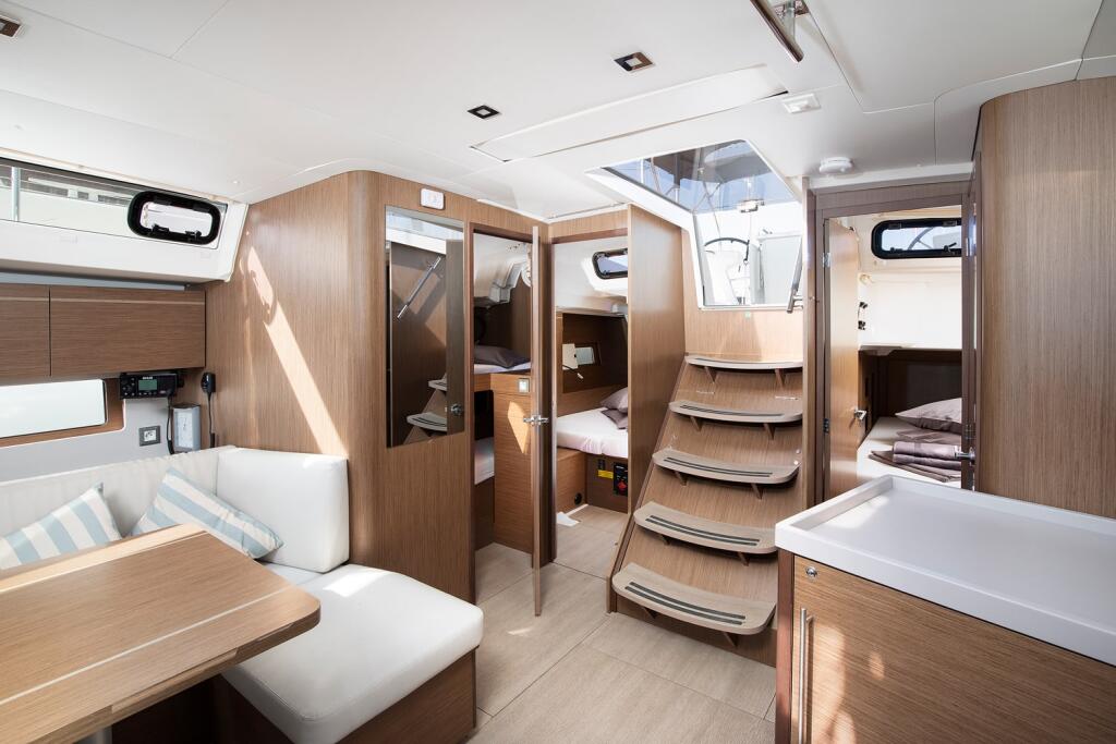 Sailing yacht 