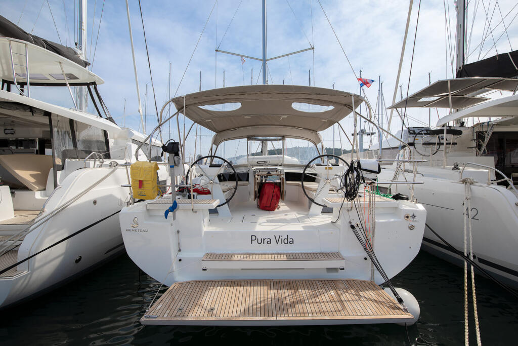 Sailing yacht 