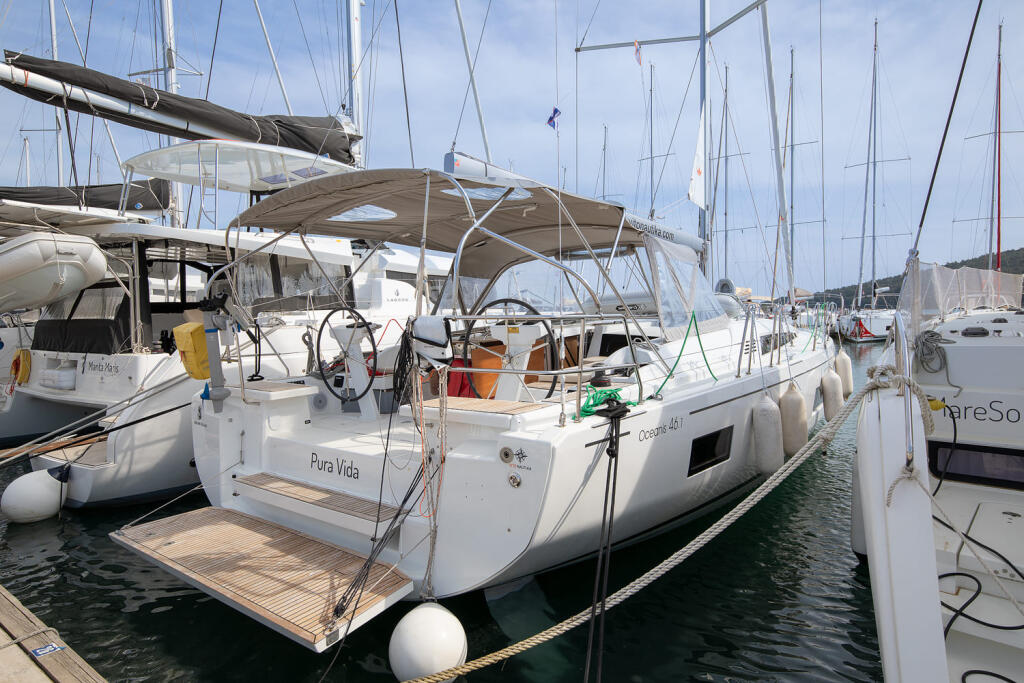 Sailing yacht 