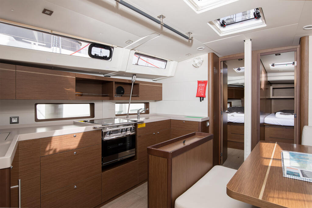 Sailing yacht 
