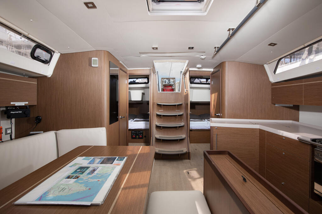 Sailing yacht 