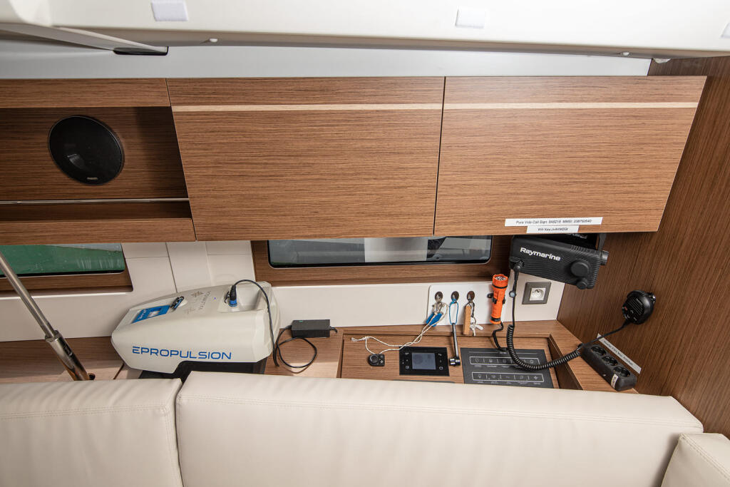 Sailing yacht 