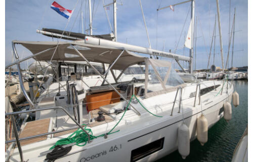Sailing yacht 