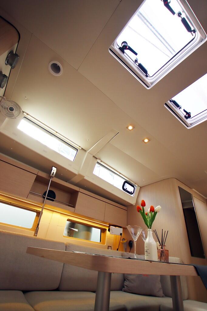 Sailing yacht 