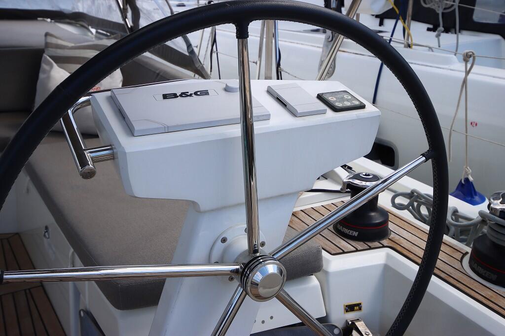 Sailing yacht 