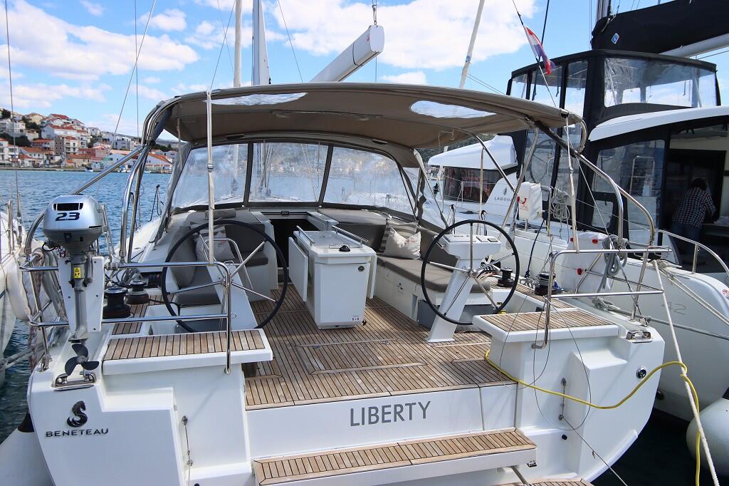 Sailing yacht 