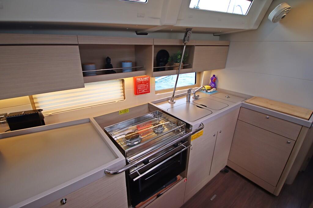 Sailing yacht 