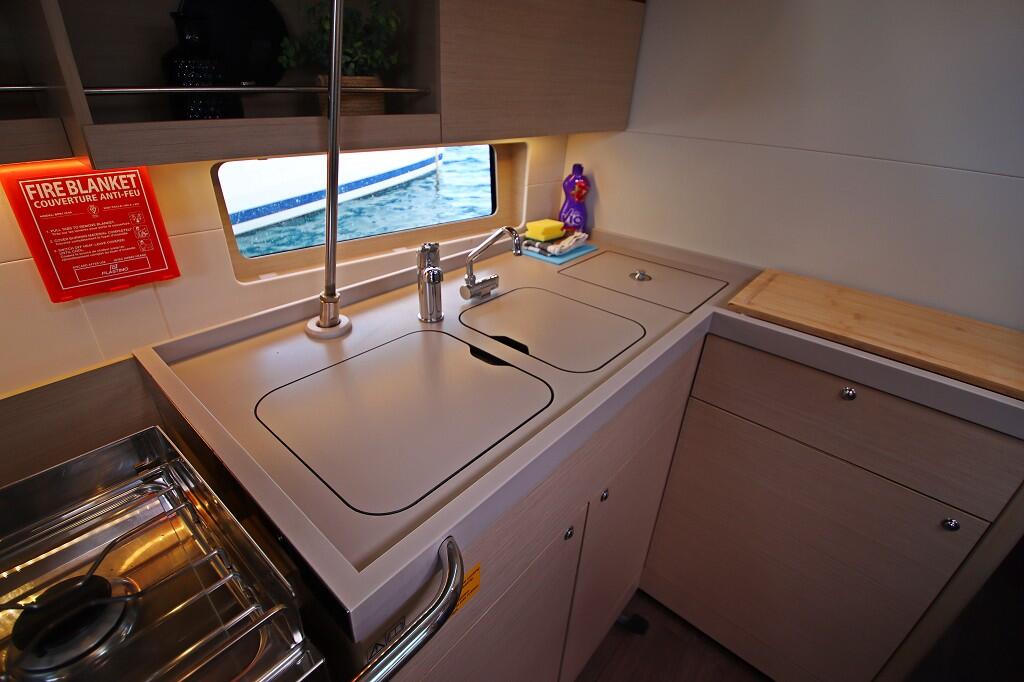 Sailing yacht 