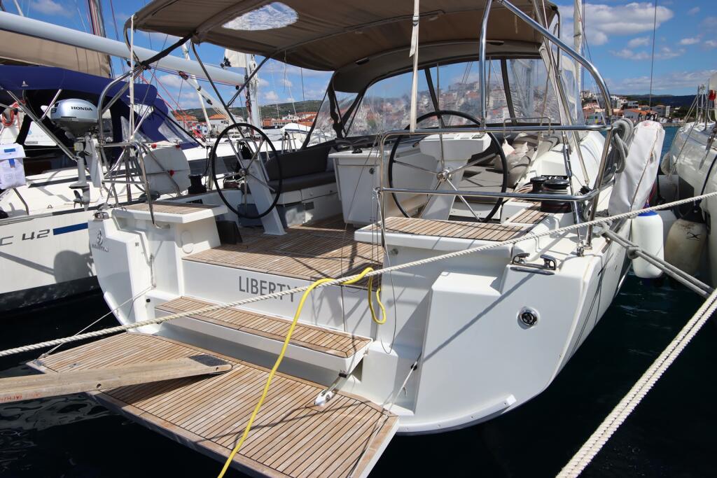 Sailing yacht 