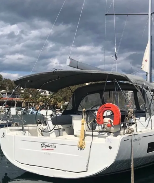 Sailing yacht 