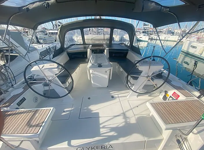 Sailing yacht 