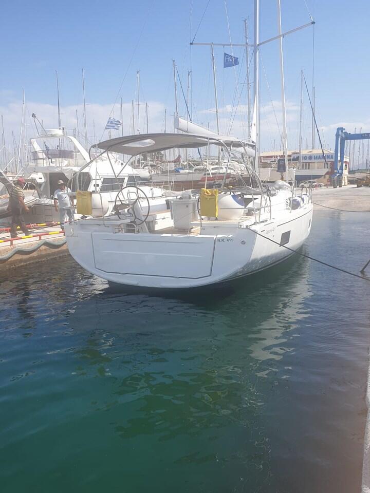 Sailing yacht 