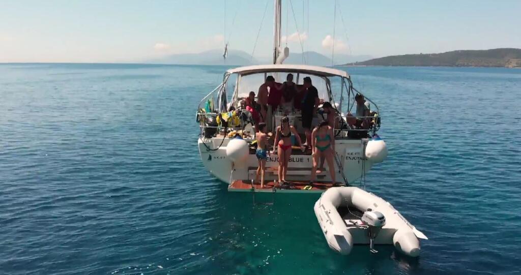 Sailing yacht 