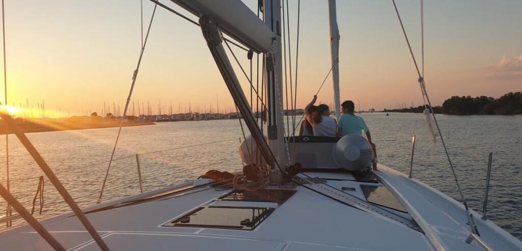 Sailing yacht 
