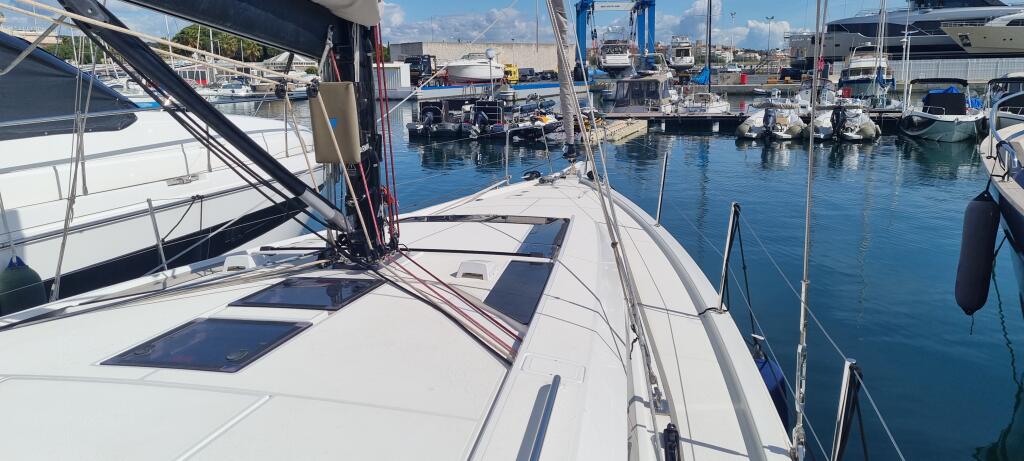 Sailing yacht 