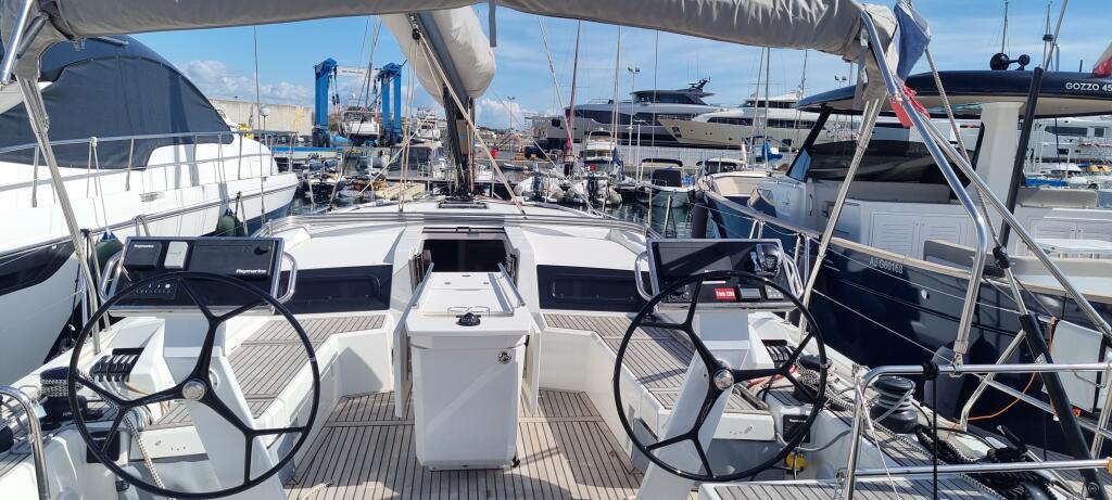 Sailing yacht 