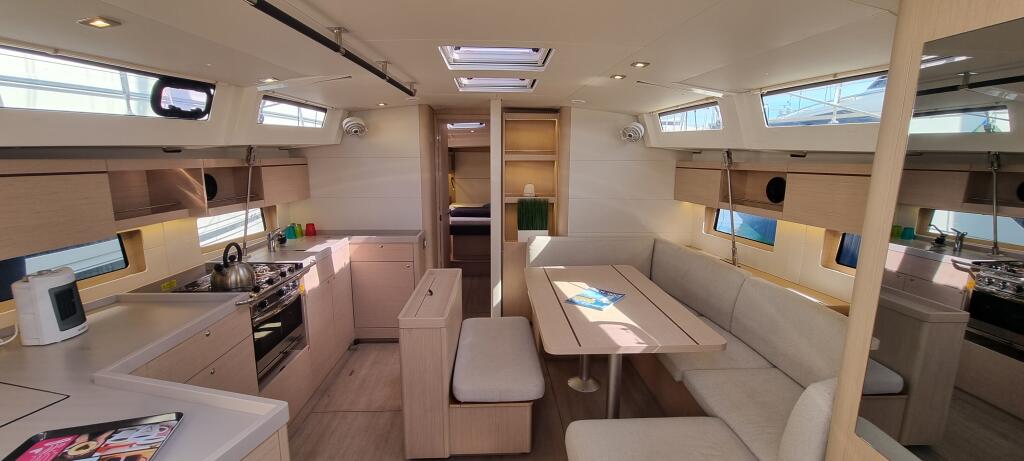 Sailing yacht 