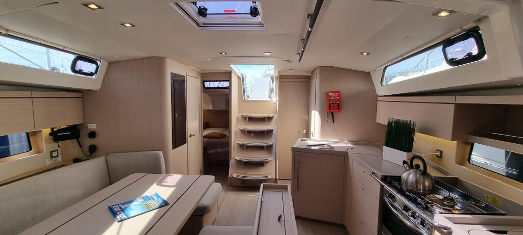 Sailing yacht 