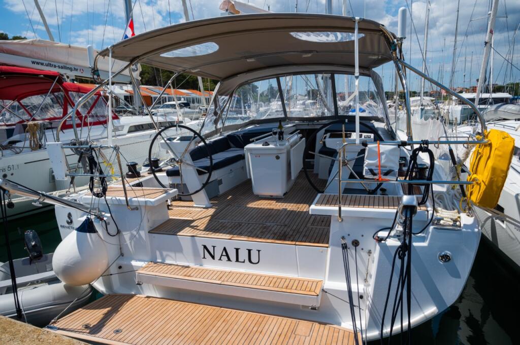 Sailing yacht 