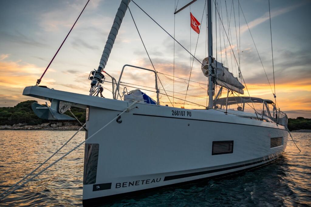 Sailing yacht 