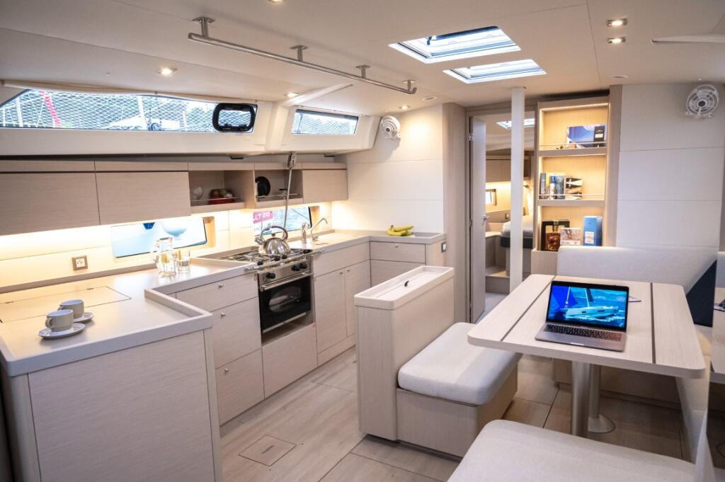 Sailing yacht 