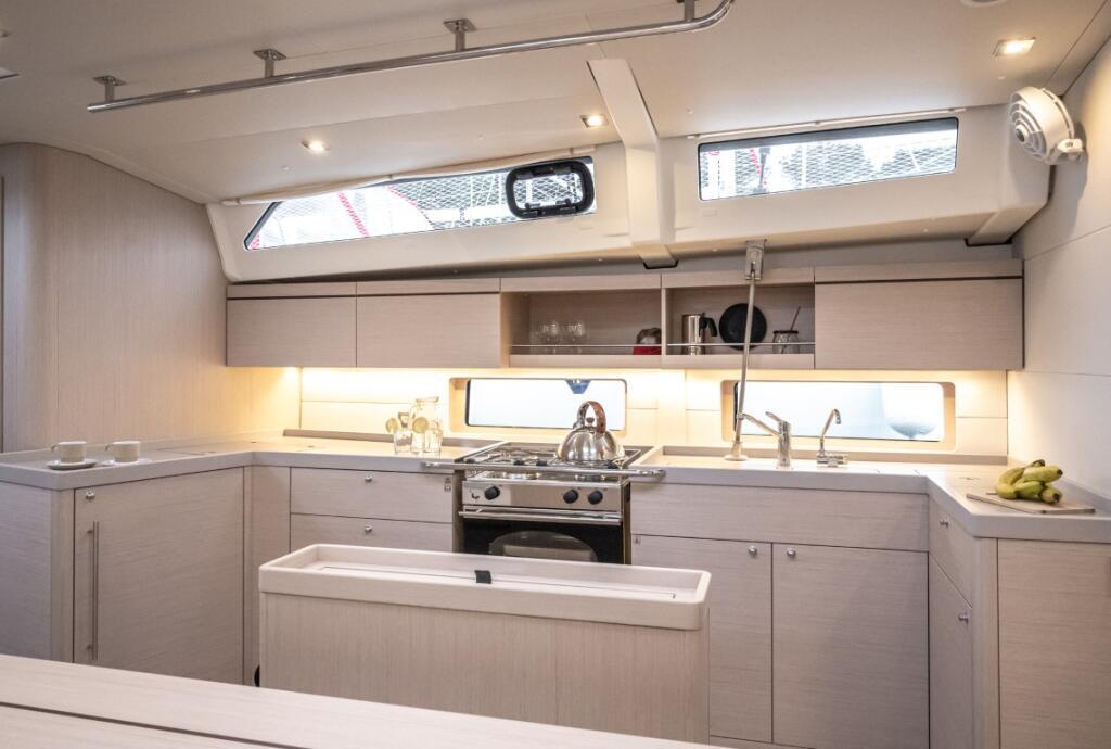 Sailing yacht 