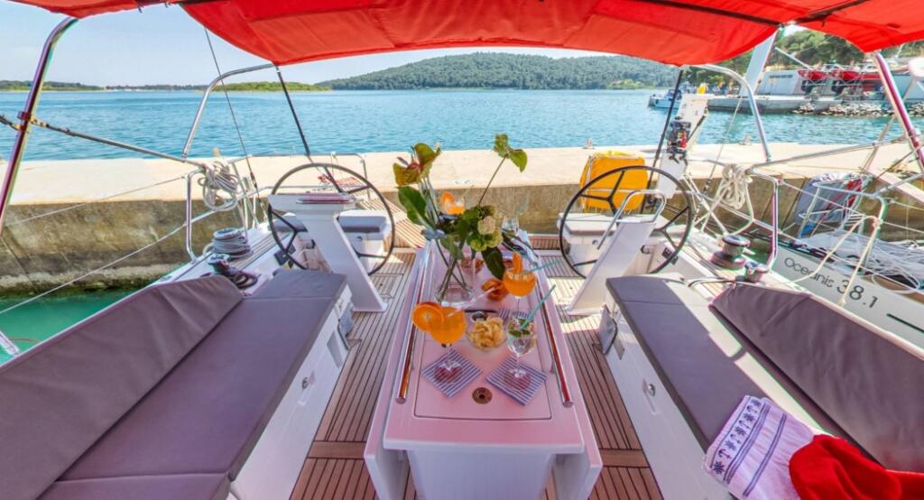 Sailing yacht 
