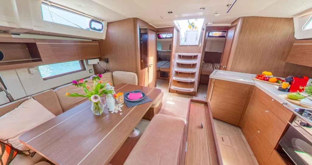 Sailing yacht 