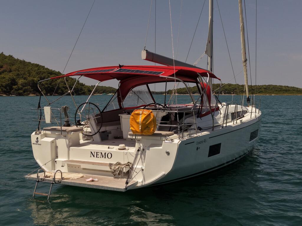 Sailing yacht 
