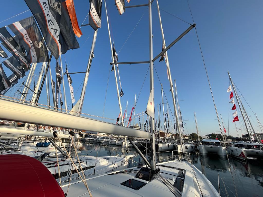 Sailing yacht 