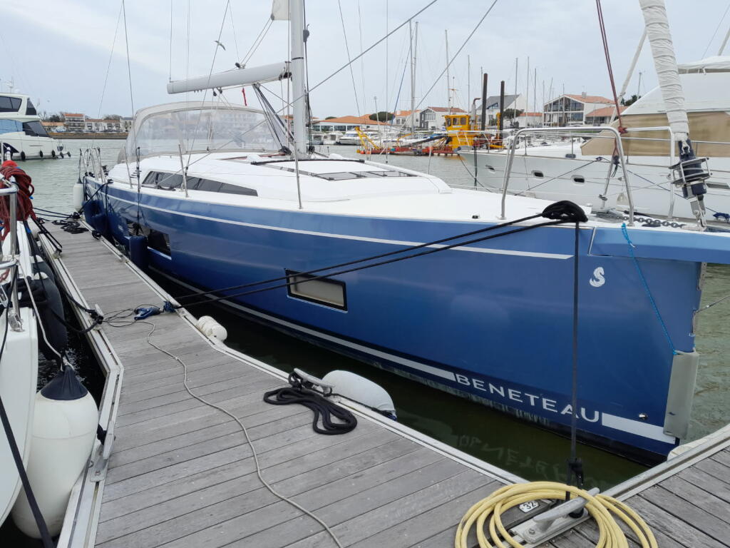 Sailing yacht 