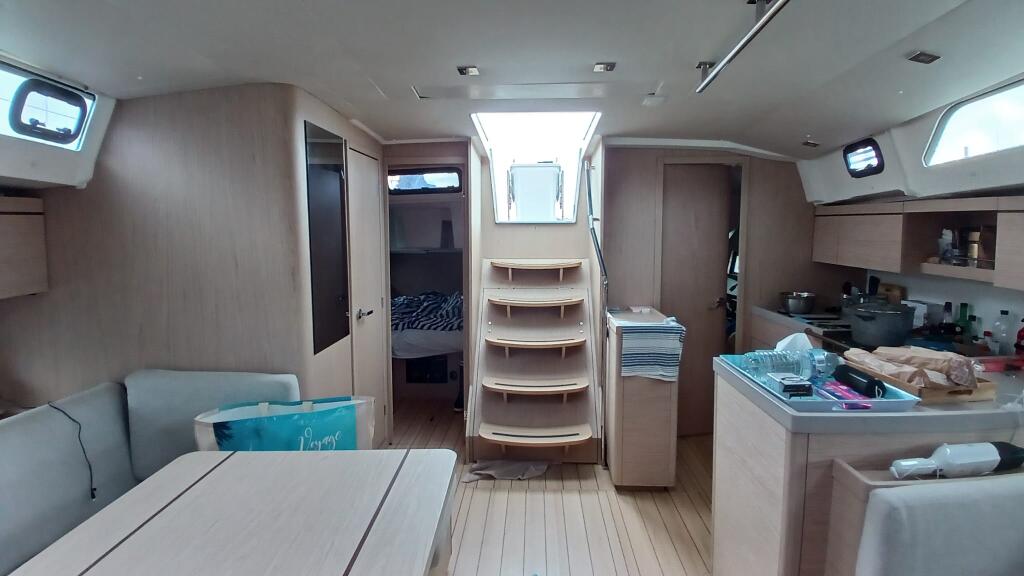 Sailing yacht 