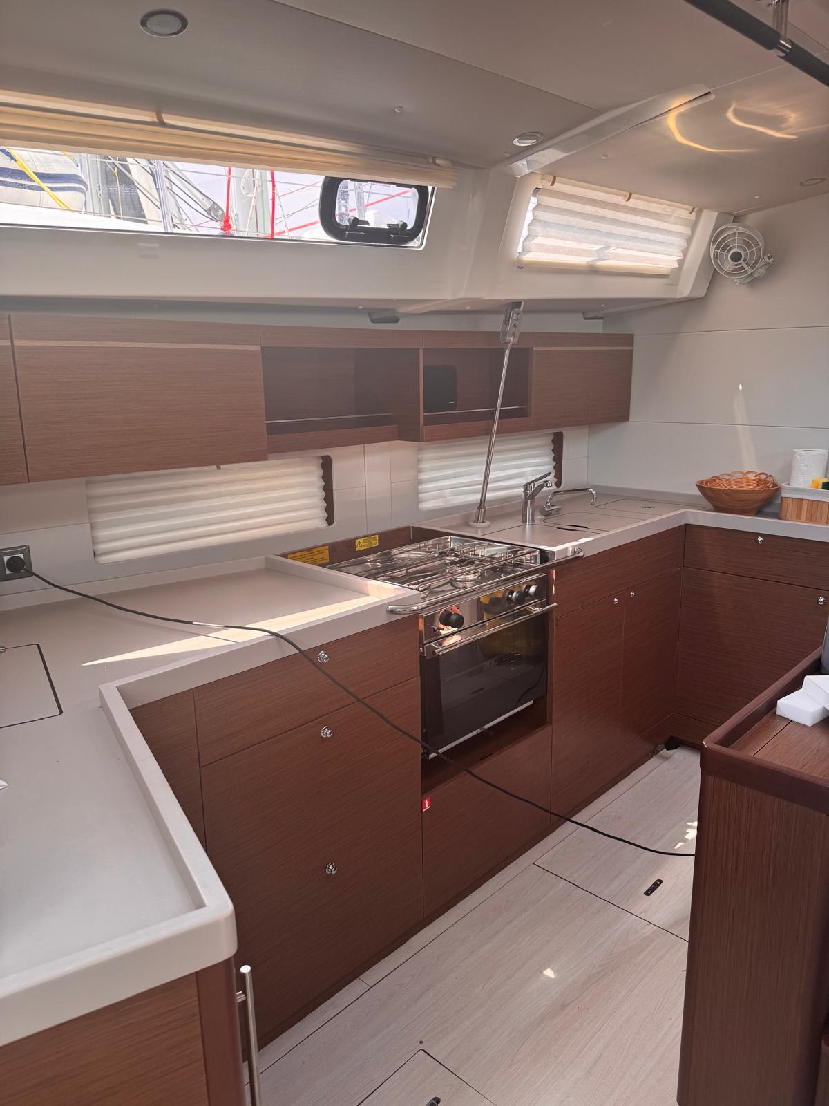 Sailing yacht 