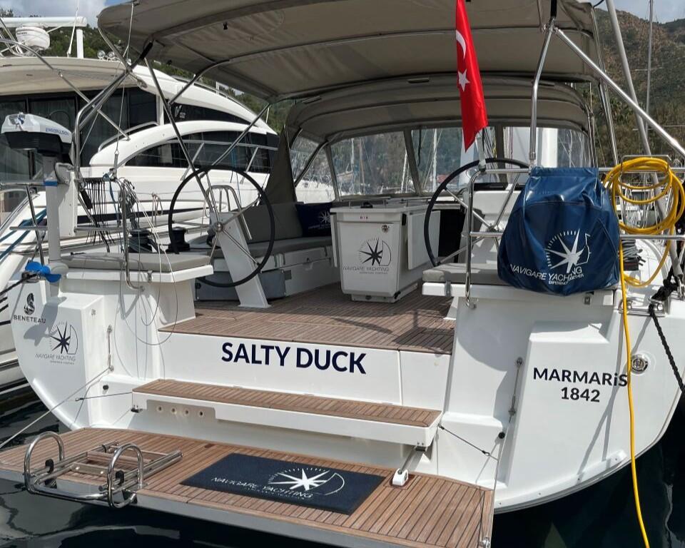 Sailing yacht 