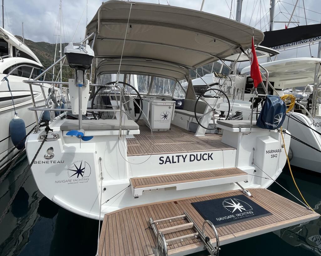 Sailing yacht 