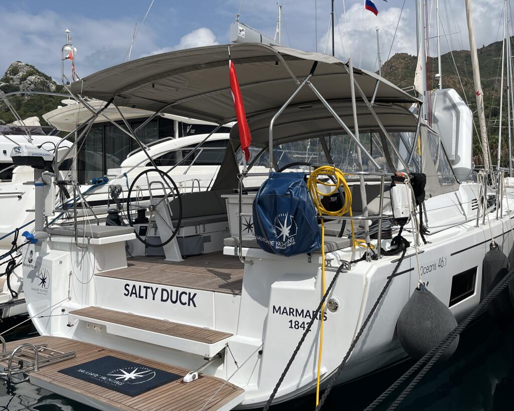 Sailing yacht 