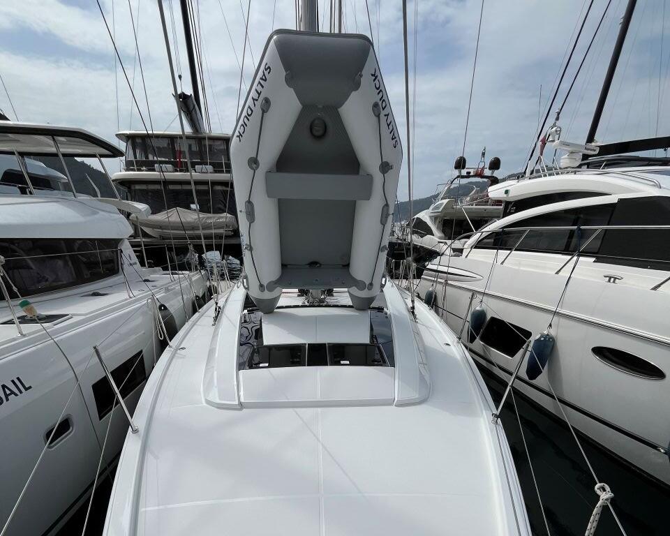 Sailing yacht 
